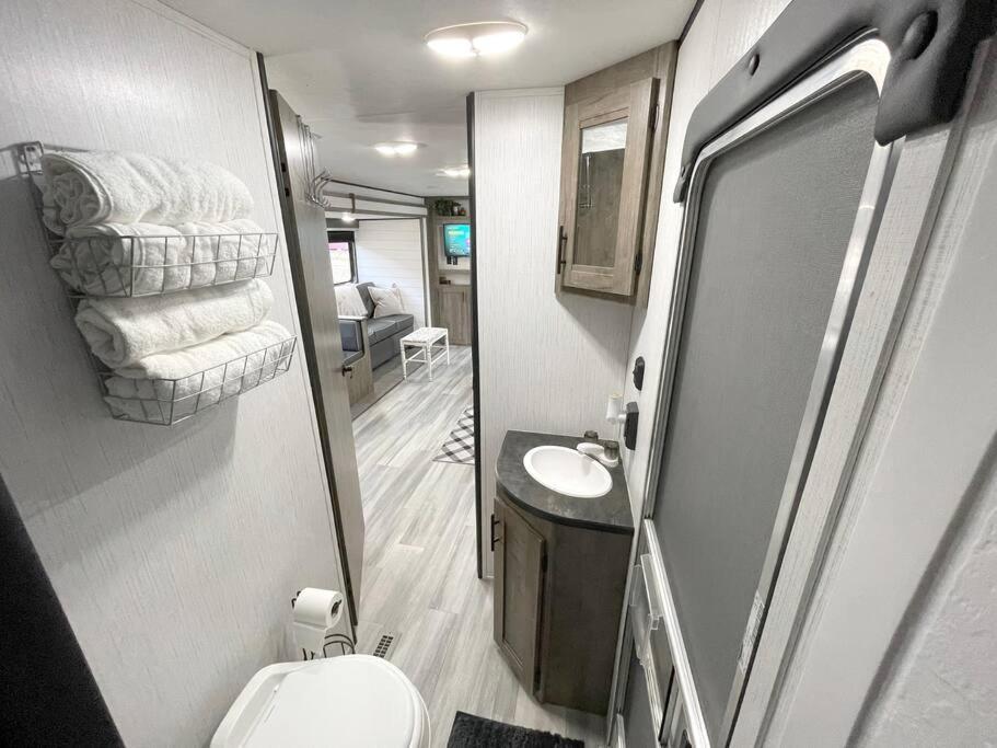 Rv Located On Private Property, Providing Access To The Guadalupe River, Accommodates Up To 5 Guests New Braunfels Exterior photo